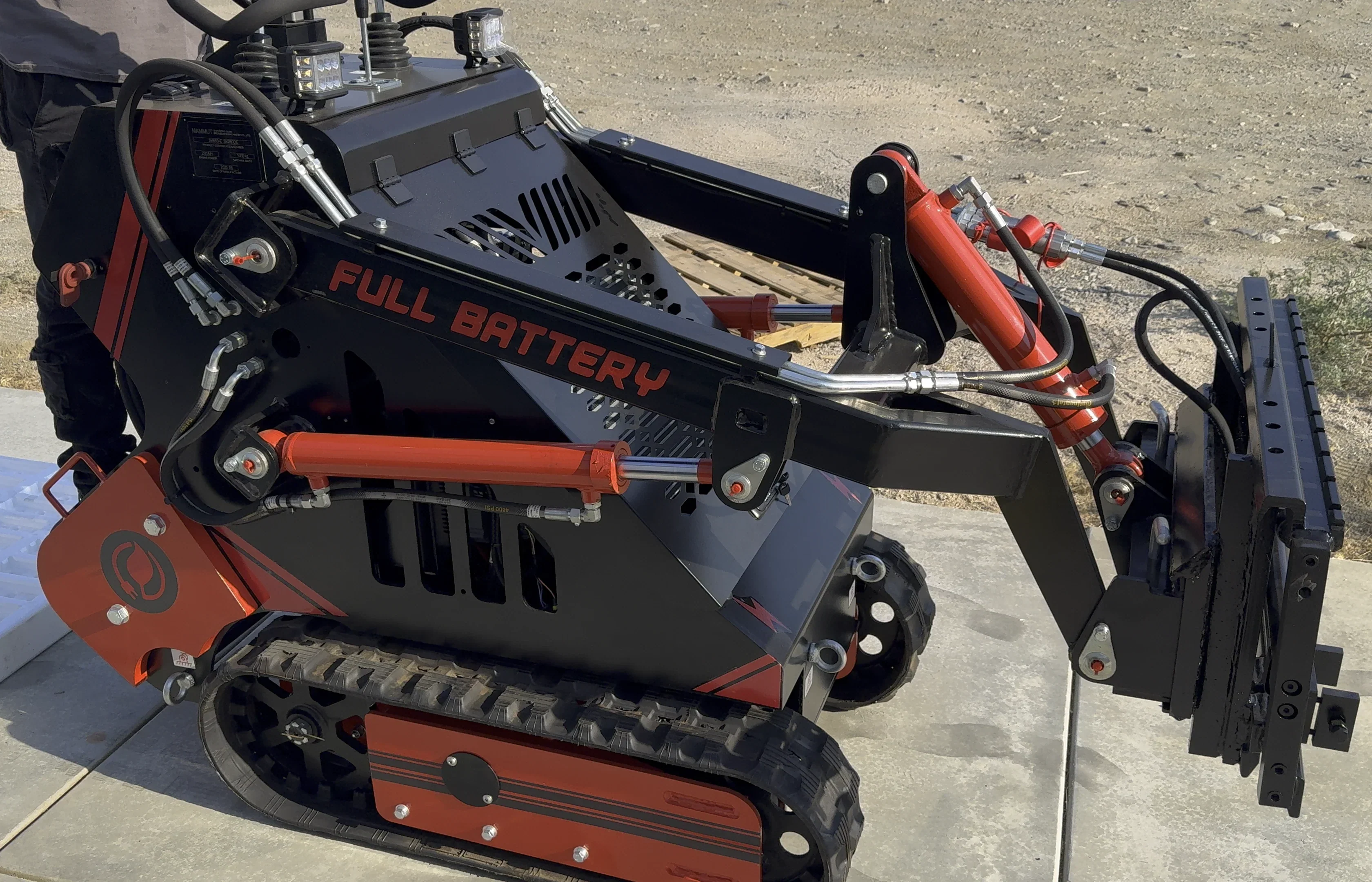 72V 16.4kWh Curiosity Mini Track Loader Skid Steer - Image 4