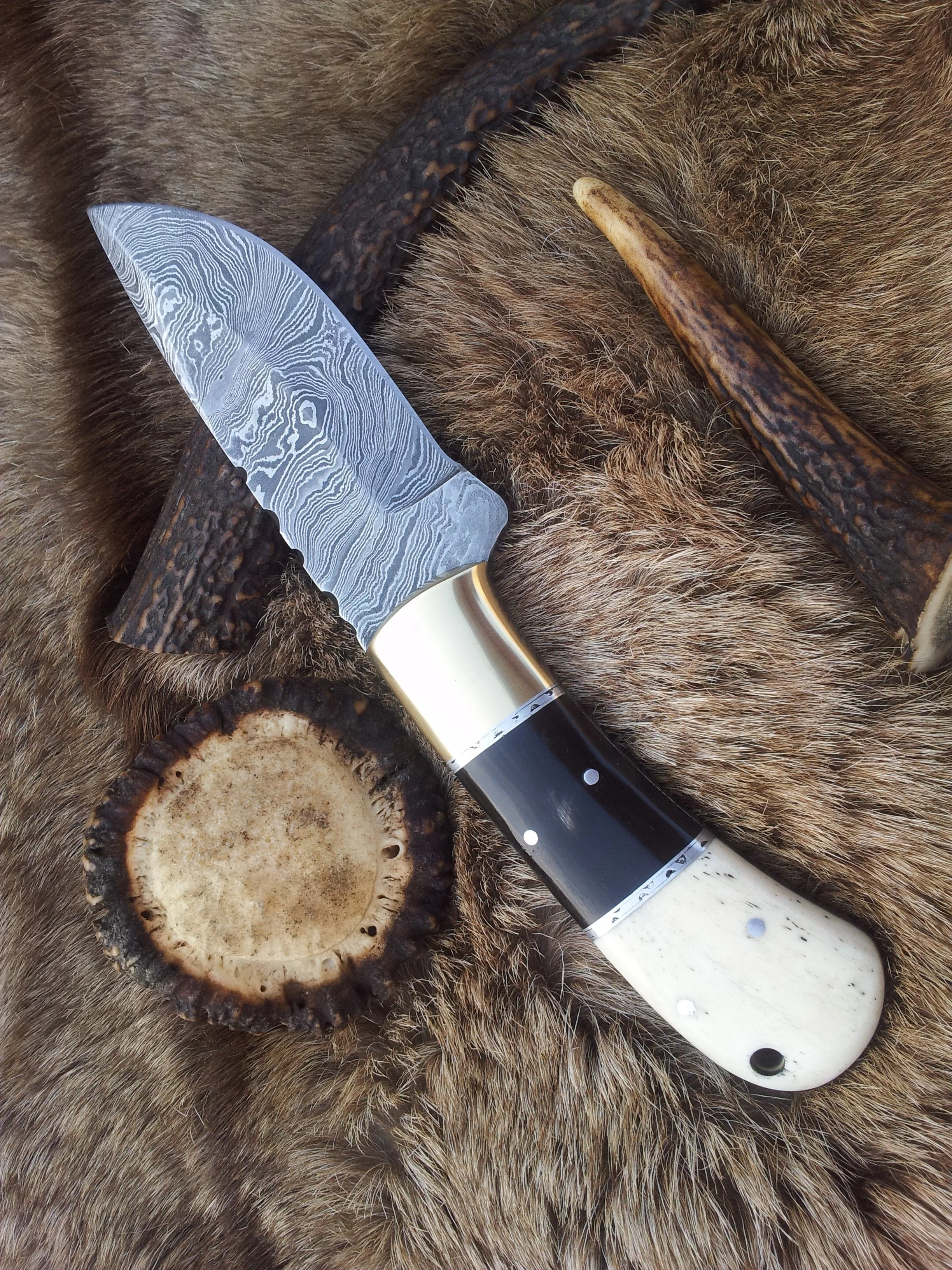Beautiful Hand Made Damascus Knife - Image 2