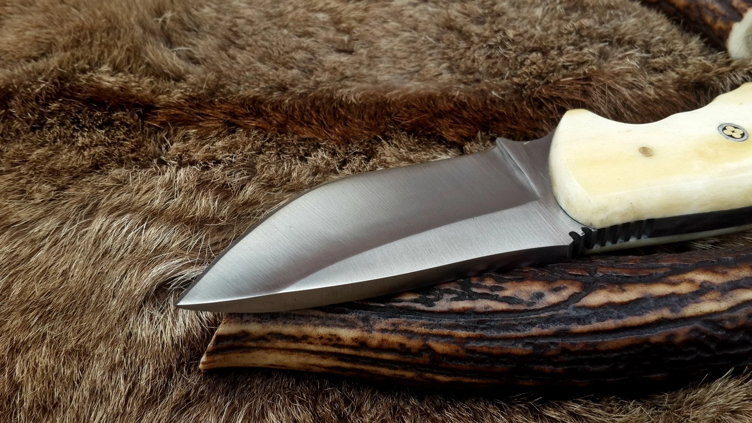 Compact D2 Steel Field Dressing Deer Skinning Knife – 6.5 Inch Blade with Bone Handle - Image 2