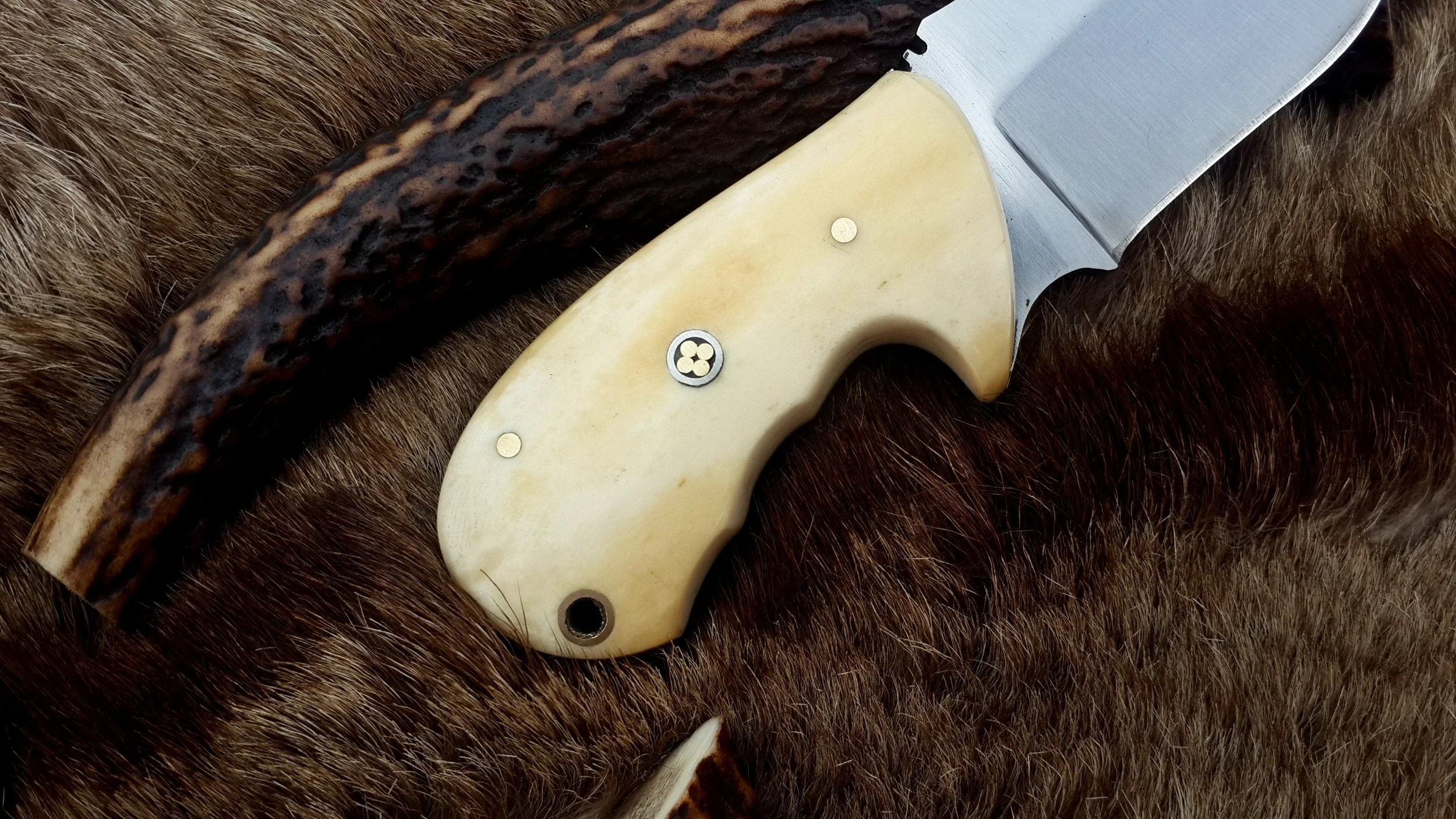 Compact D2 Steel Field Dressing Deer Skinning Knife – 6.5 Inch Blade with Bone Handle - Image 3