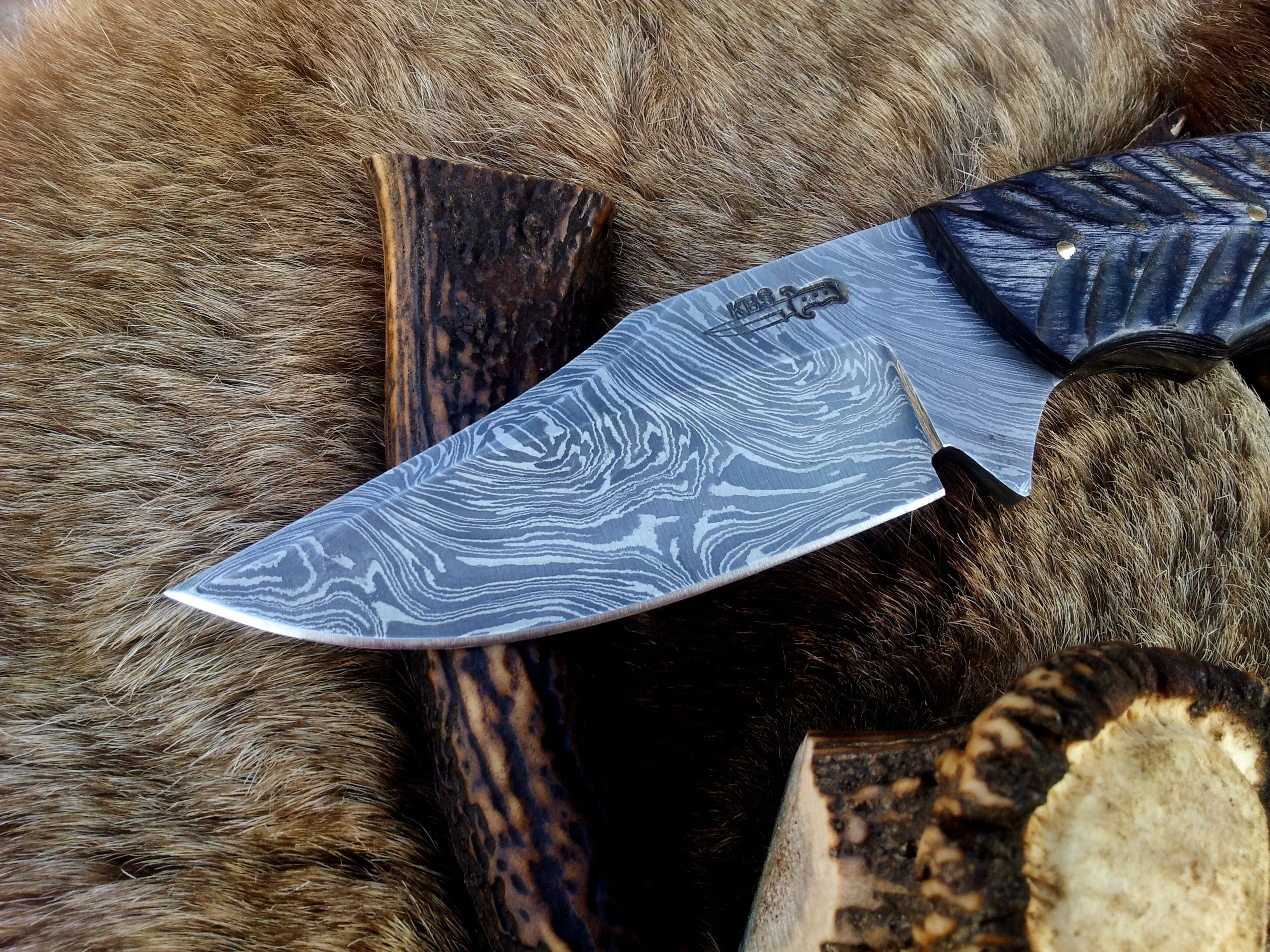 Custom Damascus Steel Field Dressing Deer Skinning Knife with Exotic Pakka Wood Handle – 8.5 Inch Hunting Knife - Image 2