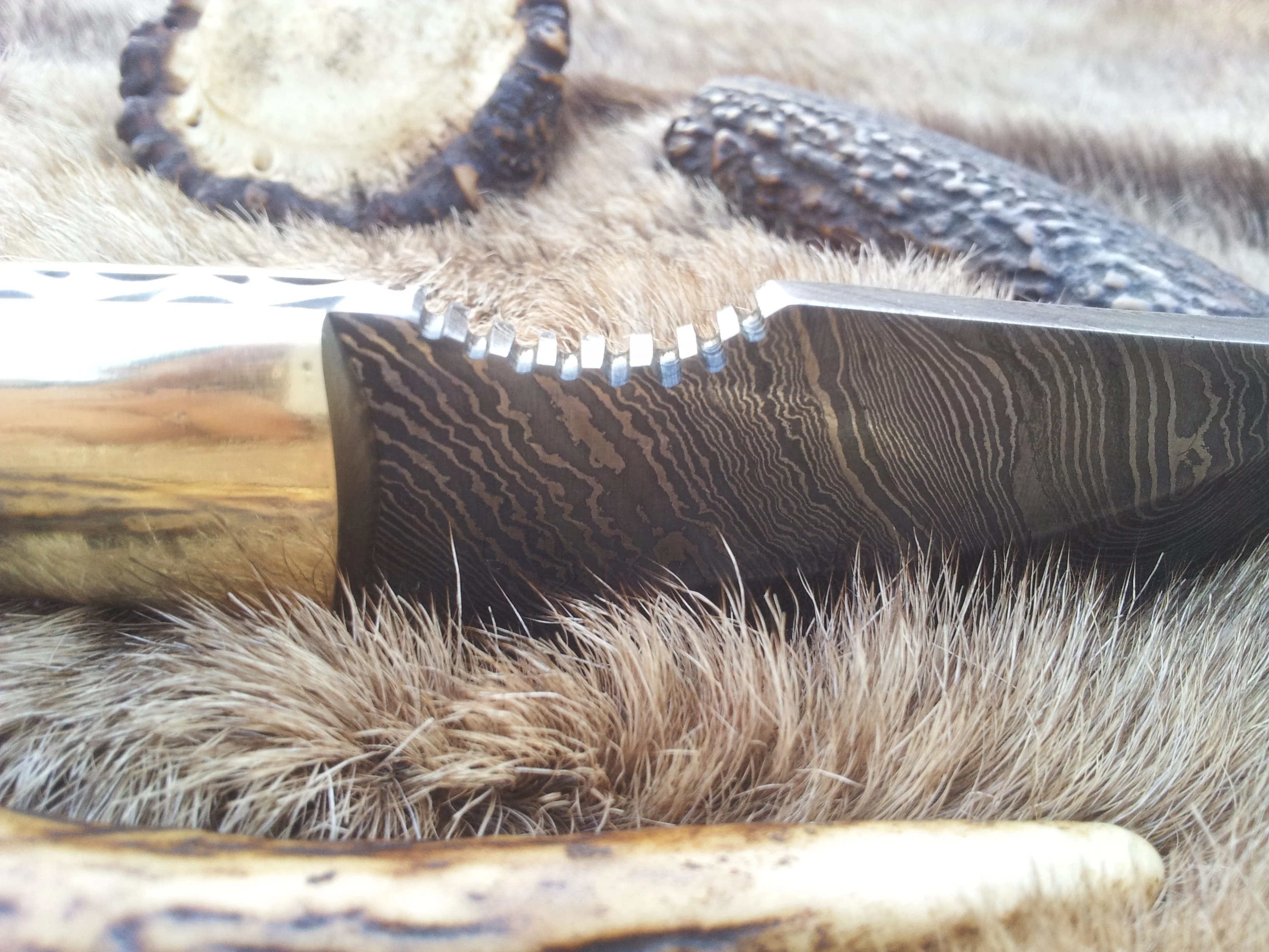 Custom Damascus Steel Field Dressing Deer Skinny Knife – 7.25 Inch Drop Point Blade with Antler Horn Handle and Brass Bolster - Image 4
