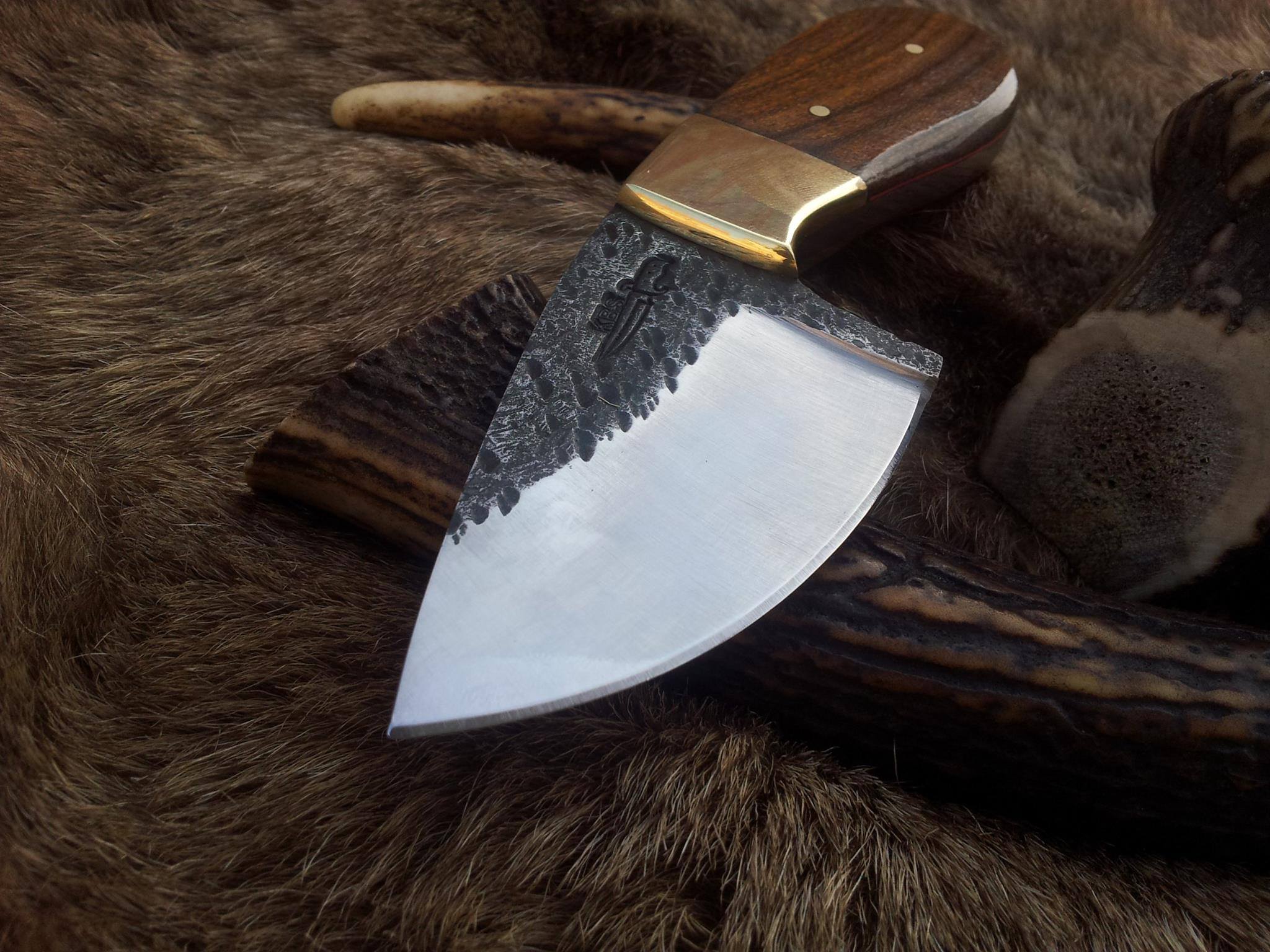 Custom Hand Forged 1095 Field Dressing Deer Skinning Knife – 6 Inch Drop Point Blade with Rosewood Handle and Brass Bolster - Image 2