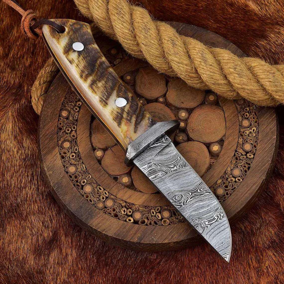 Custom Handmade Damascus Skinning Knife with Sheep Horn Handle, 7.75-inch - Image 4