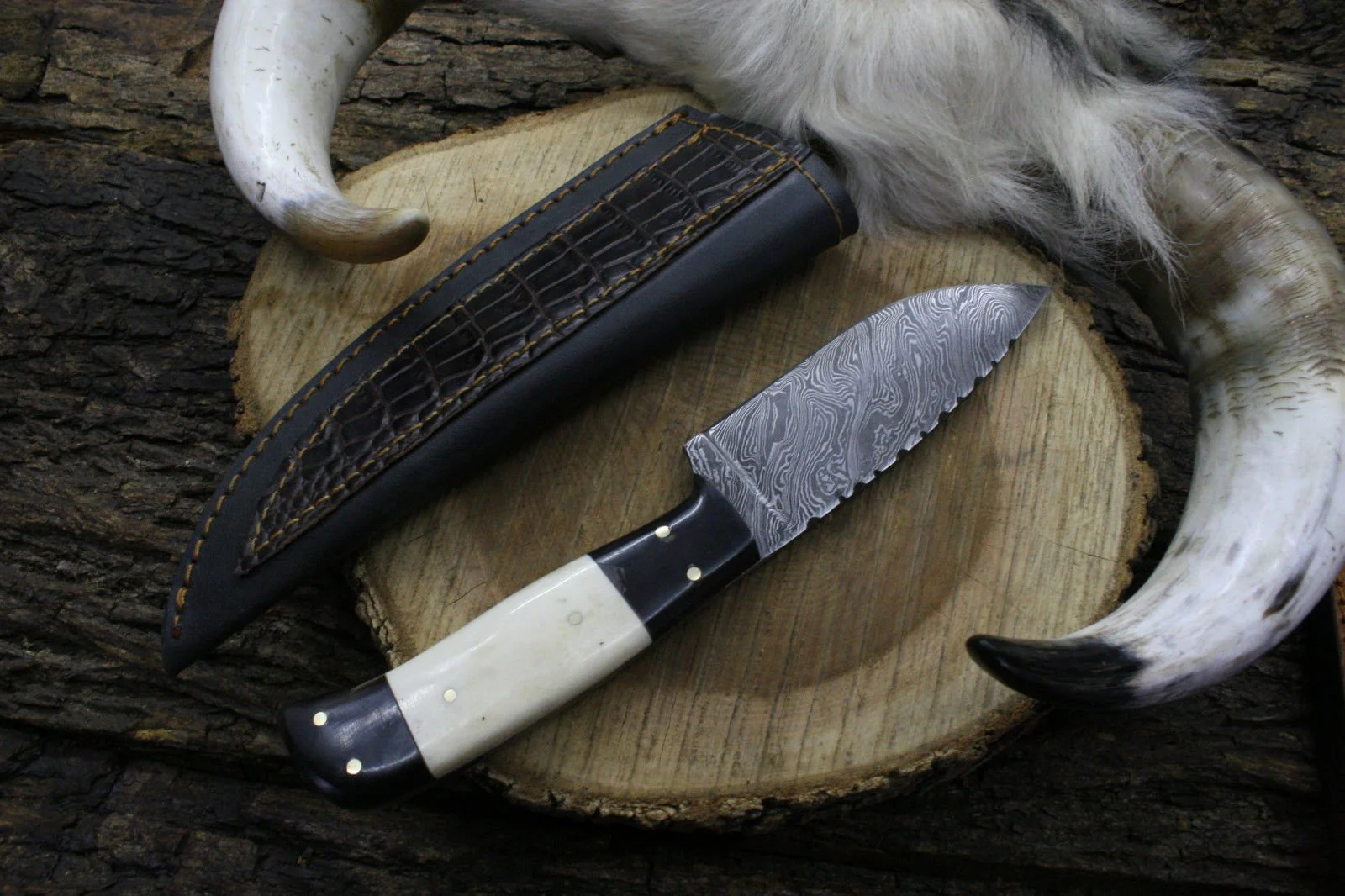 Custom Handmade Damascus Steel Hunting/Skinning Knife - Image 2