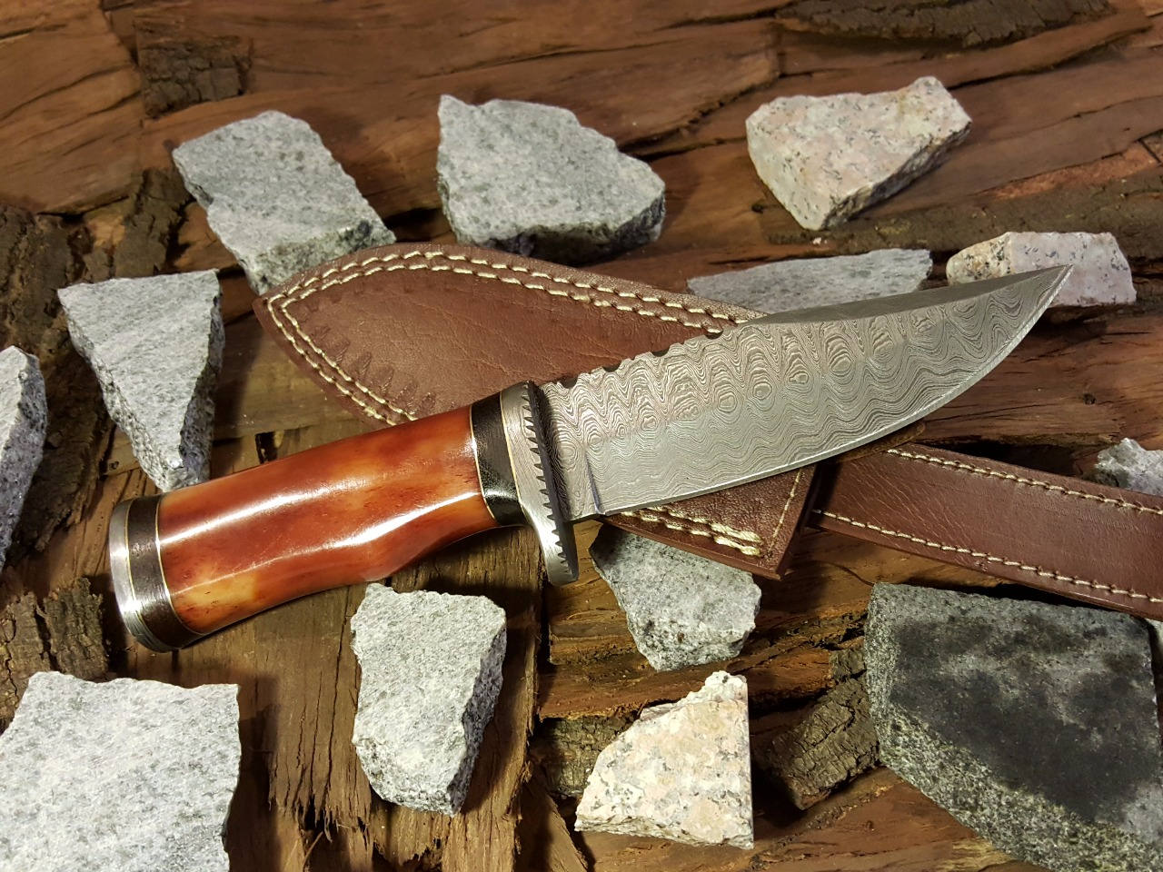Custom Handmade Hunting Knife with Damascus Steel Blade - Image 3