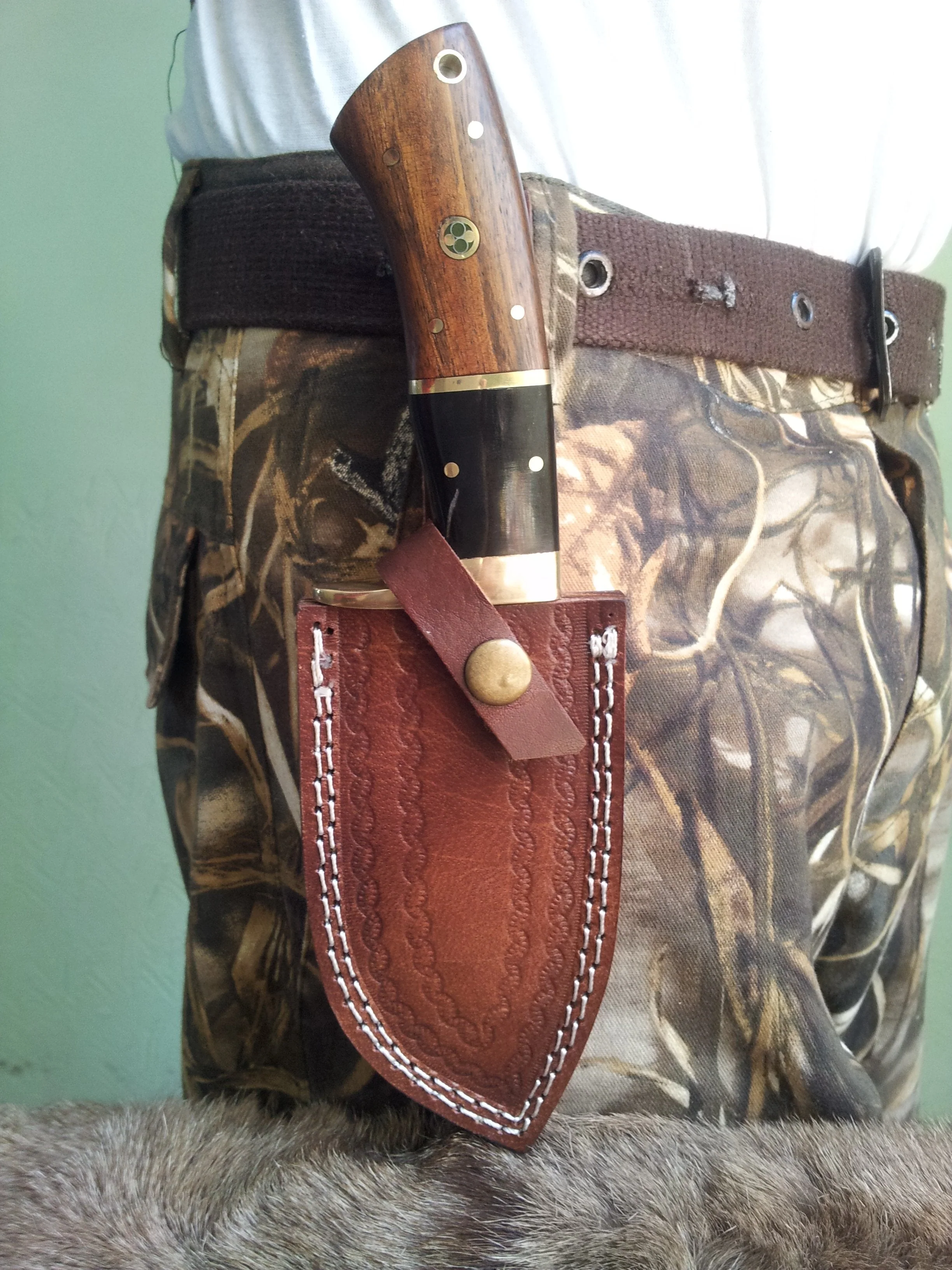 Fixed Blade Guthook Knife - 1095 High Carbon Steel & Rosewood/Buffalo Horn Handle - Image 3