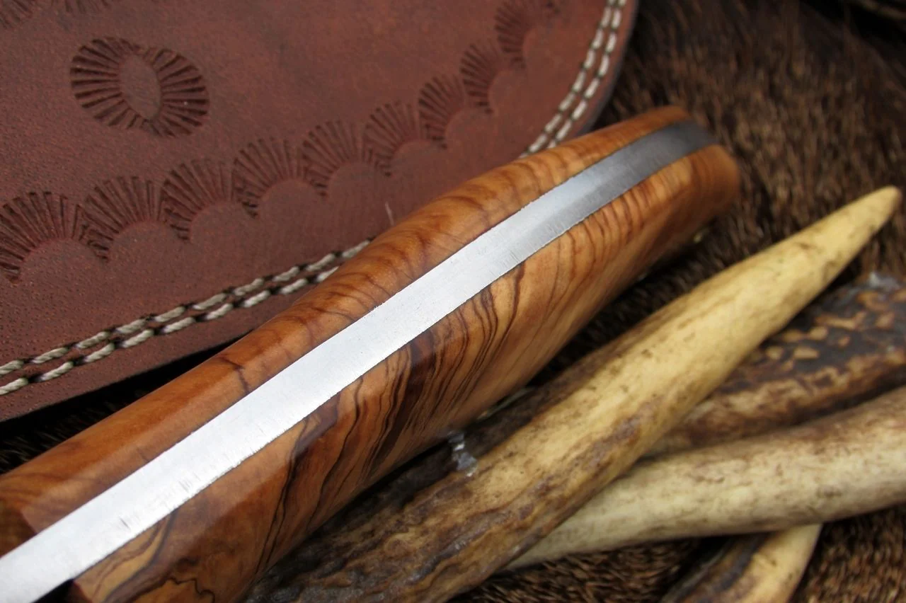 Full Tang Hunter Bowie Knife with Custom Handcrafted Damascus Steel Blade & Olive Wood Handle - 17 Inches - Image 5