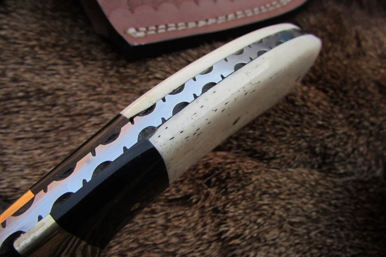 Hunter's Fixed Blade Guthook Knife - Damascus Steel & Water Buffalo Horn/Camel Bone Handle - Image 3