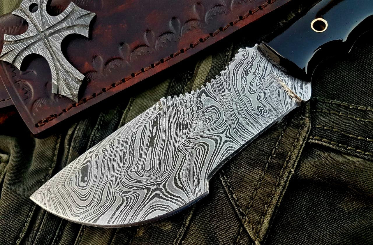 Knife in Hunted – 10" Damascus Steel with Buffalo Horn Handle - Image 3
