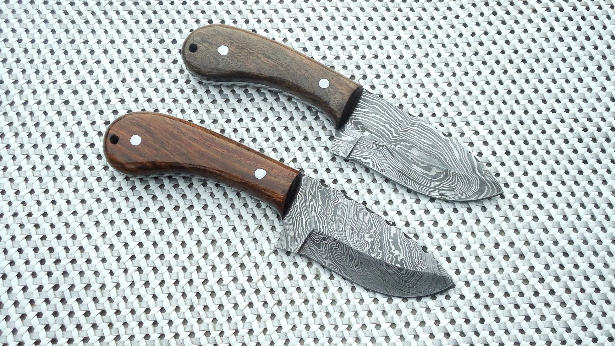 Premium Damascus Steel Drop Point Skinning Knife – 7 Inch Overall Length with Walnut and Rosewood Handle - Image 2