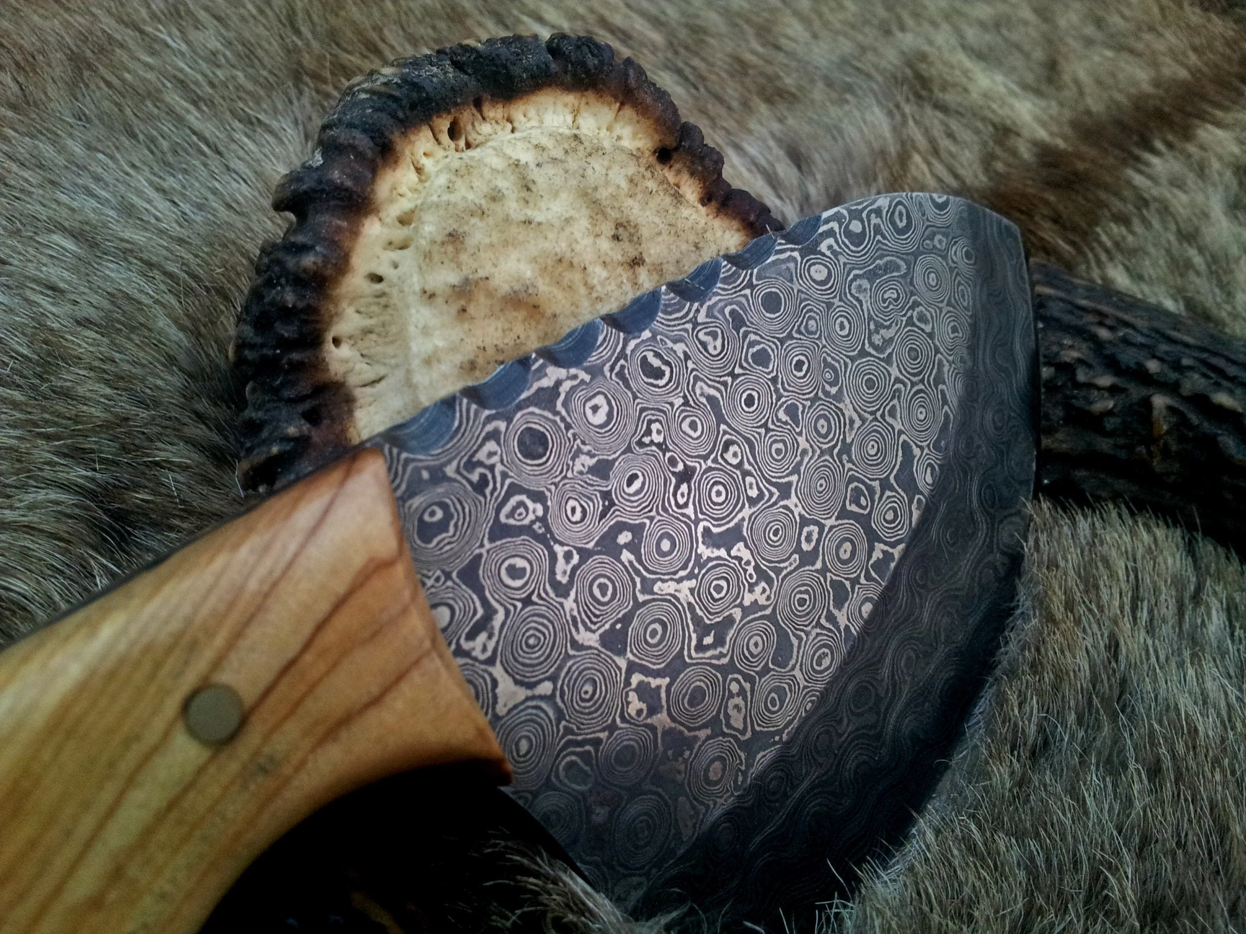 Raindrops Damascus Steel Gut Hook Skinning Knife – 9 Inch Overall Length with Olive Wood Handle - Image 2