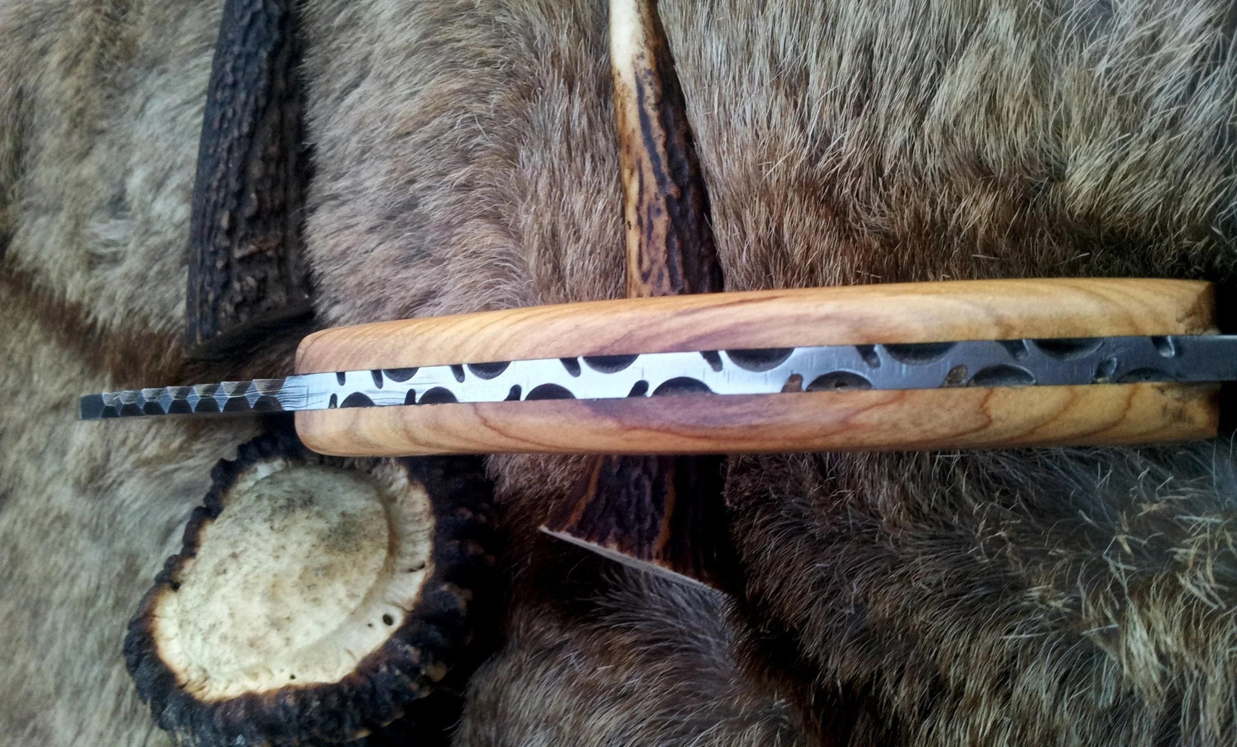 Raindrops Damascus Steel Gut Hook Skinning Knife – 9 Inch Overall Length with Olive Wood Handle - Image 3
