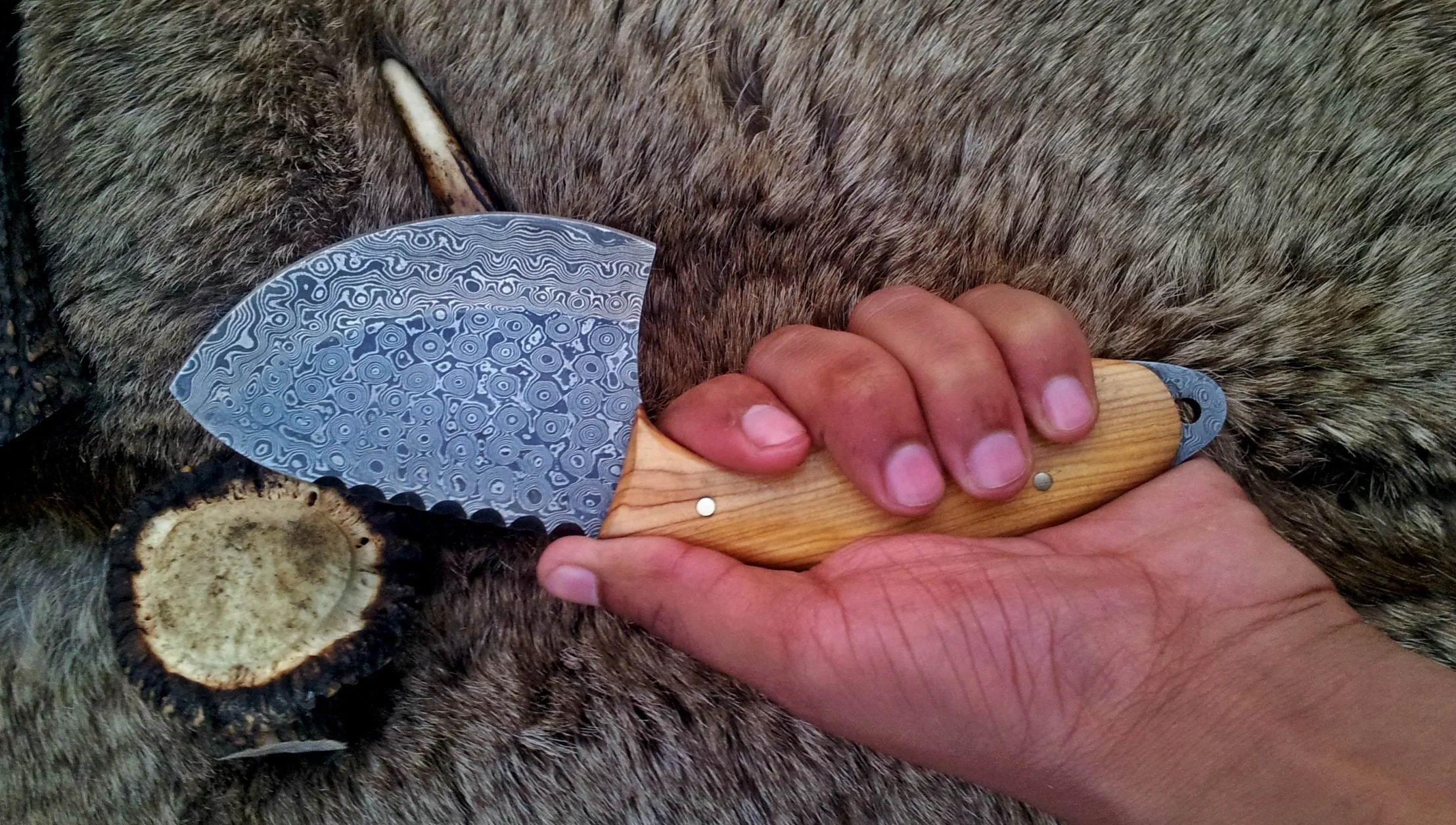 Raindrops Damascus Steel Gut Hook Skinning Knife – 9 Inch Overall Length with Olive Wood Handle - Image 4