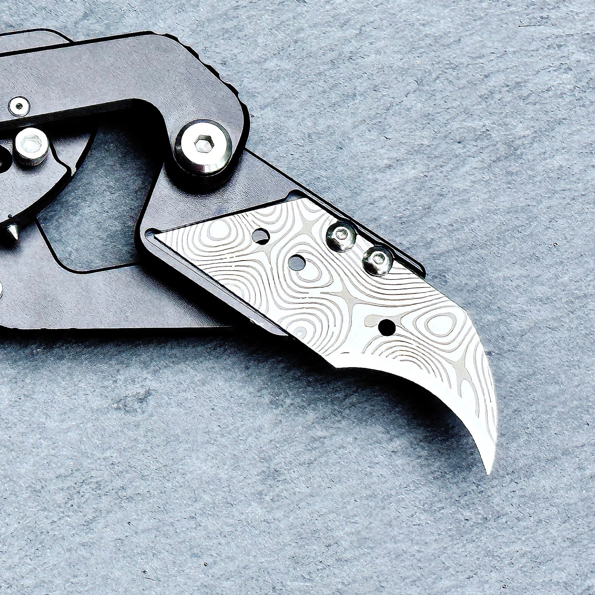 Stinger Laser Engraved Utility Razor Blades, Utility Knife Blades Replacement -Hook Blade Damascus Silver for Dog Tag Blade only - Image 2