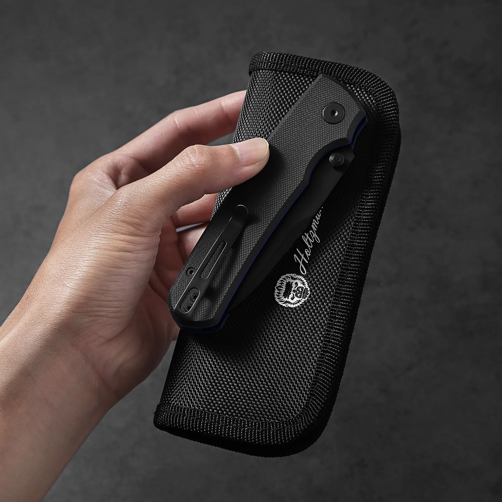 The Loyalist Folding Pocket Knife Giftset for Men and Women (Black and Blue) - Image 4