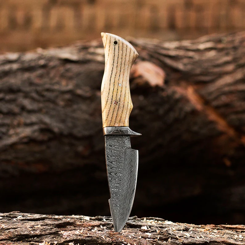 The Wilderness Elegance: 10-Inch Hunting Knife with Damascus Steel Blades, Walnut Wood Handle, and Damascus Guard - Image 2