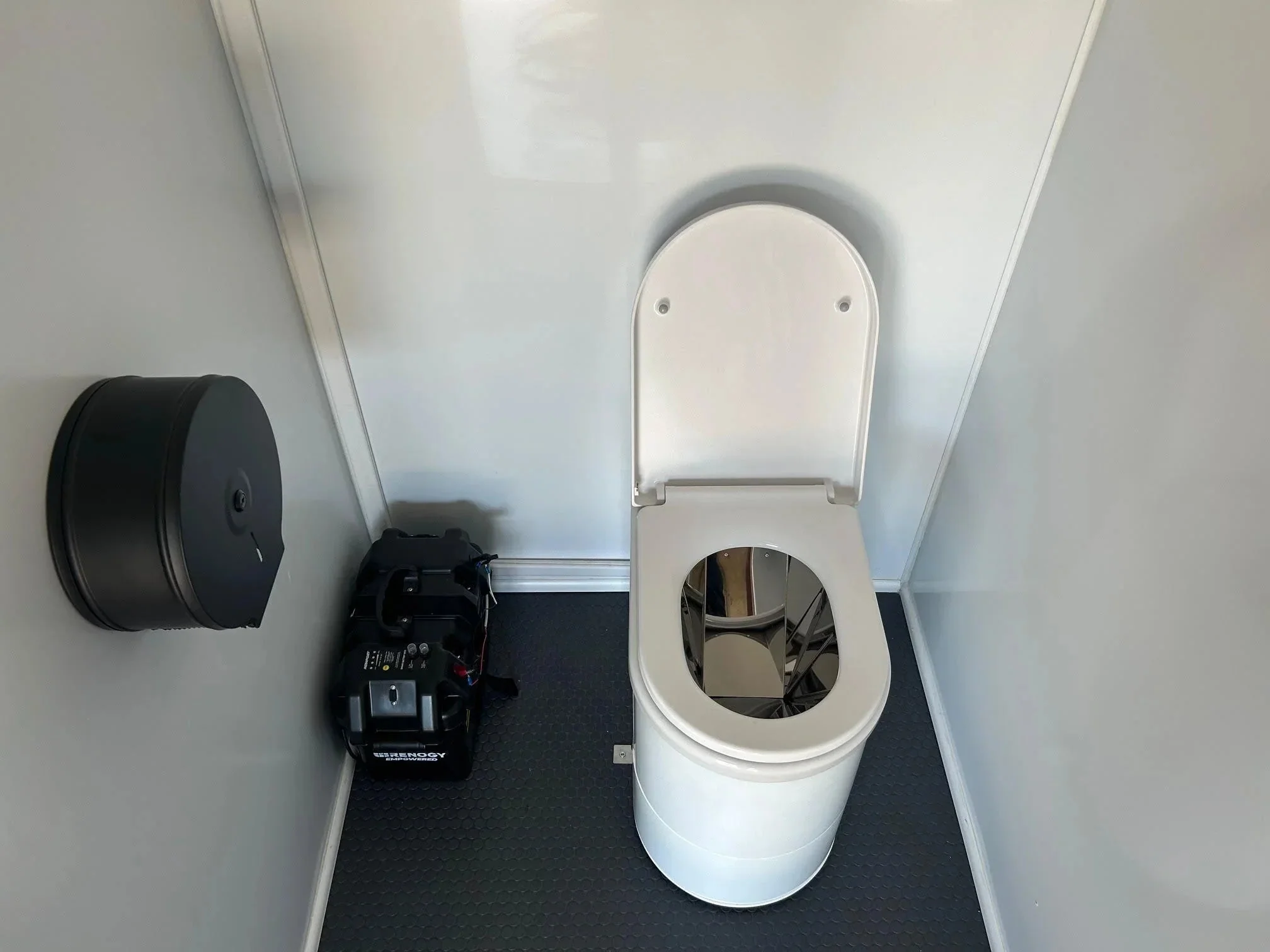 TinyJohn Single Portable Restroom with Waterless Incinerating Toilet - Image 2