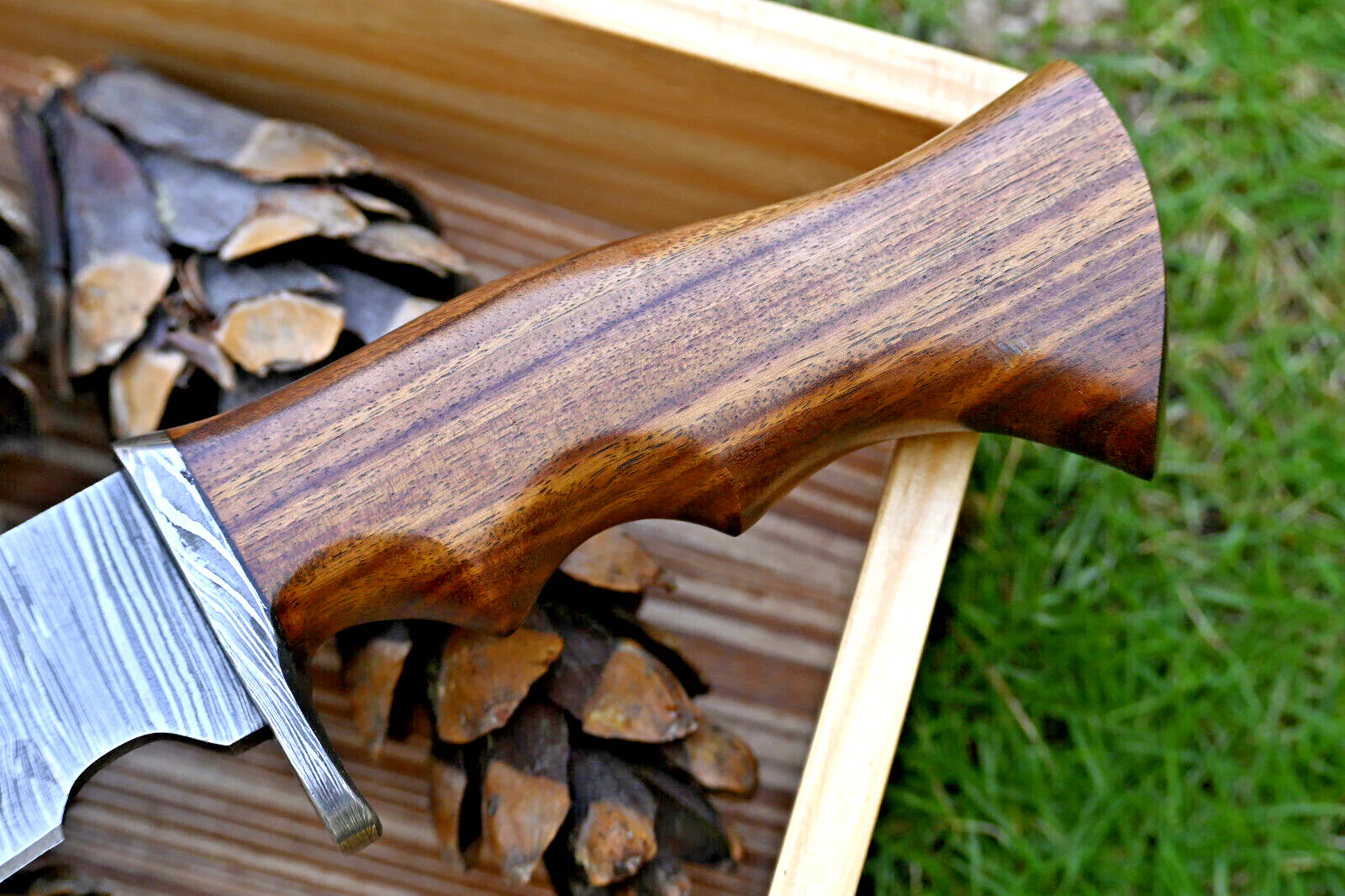 Wilderness Guardian: Hunting Knife with Damascus Steel Blade, Rosewood Handle, Damascus Guard, and Leather Sheath - Image 3